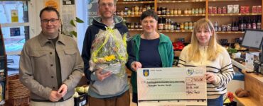 Tobias Meier (Bürgermeister), Geschäftsinhaber Arne Gaidies mit Partnerin Tina Kirmse und Wirtschaftsförderin Lilly Mühlbach bei der Scheckübergabe am 03.03.2025 zu „Taucha handelt!“